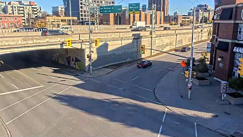 Live camera: Bank and Chamberlain